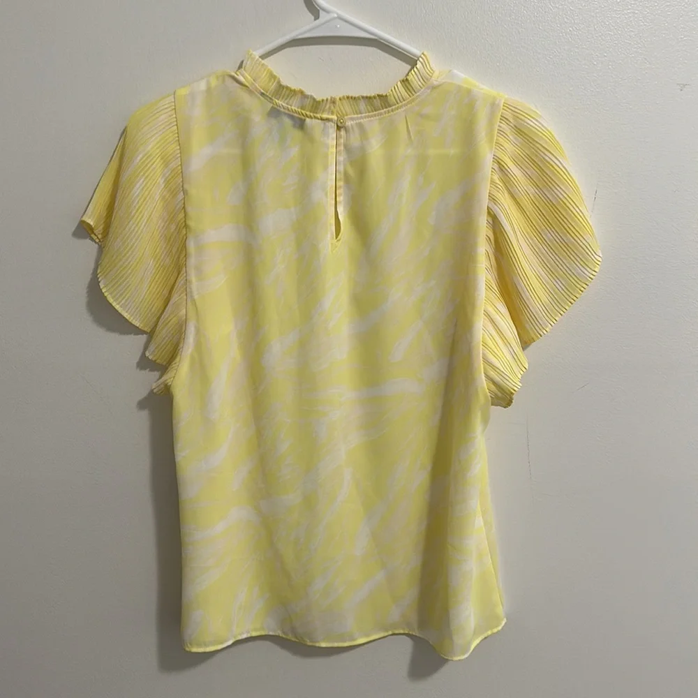 NWT Nine West Yellow White Pleated Flutter Sleeves Blouse Women Medium - Picture 3 of 5